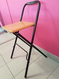 sedia bianca e color legno 