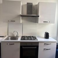 cucina con elettrodomestici