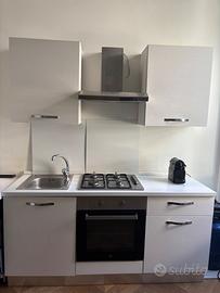 cucina con elettrodomestici