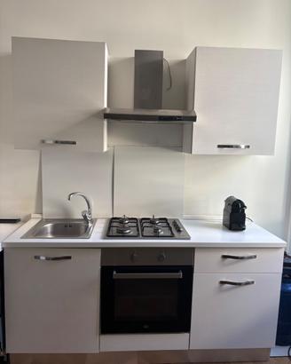 cucina con elettrodomestici
