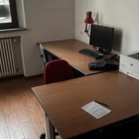 Scrivania per ufficio con sedie