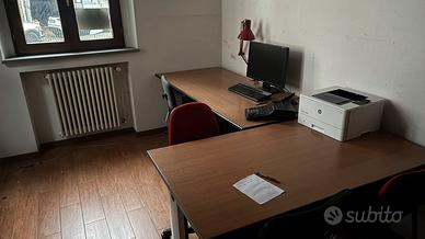 Scrivania per ufficio con sedie