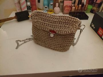 borsa al uncinetto fatta a mano oro brillantinato