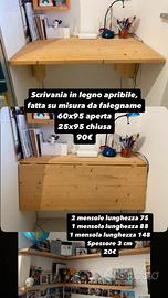 Scrivania in legno apribile e mensole
