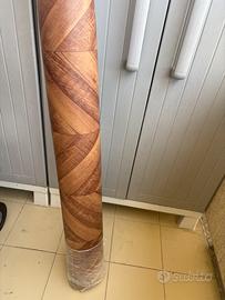 Pavimento PVC stile parquet.