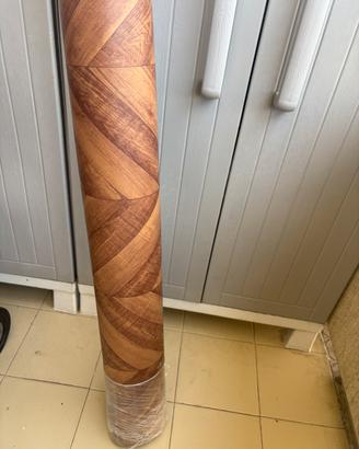 Pavimento PVC stile parquet.