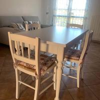 Tavolo salotto e quattro sedie