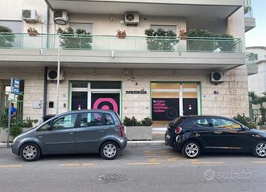 Locale commerciale con deposito e garage carrabile