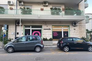 Locale commerciale con deposito e garage carrabile