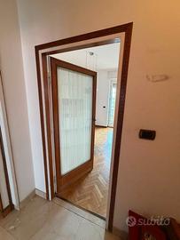 Porta da interni con vetro e cornice decorativa