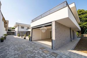 VILLA A SCHIERA A SEVESO