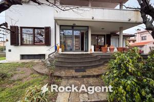Villa di 359 m² con più di 5 locali e box auto a C