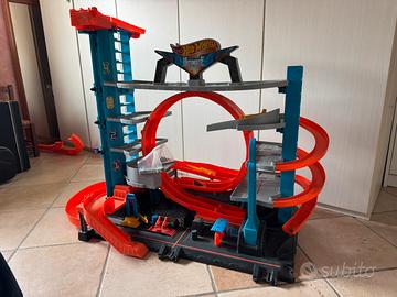 Hot Wheels Ultimate Garage con squalo