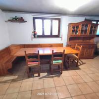 Cassapanca con tavolo e credenza