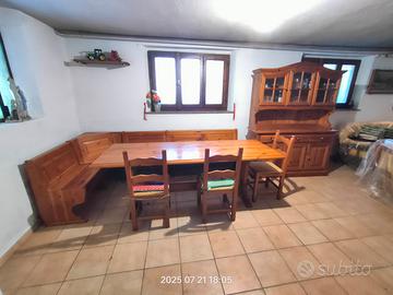 Cassapanca con tavolo e credenza