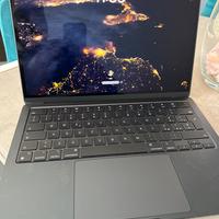 Macbook Air 13 M2 colore mezzanotte.