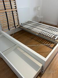 Letto comodino e lampade e materasso