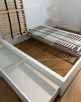 Letto comodino e lampade e materasso