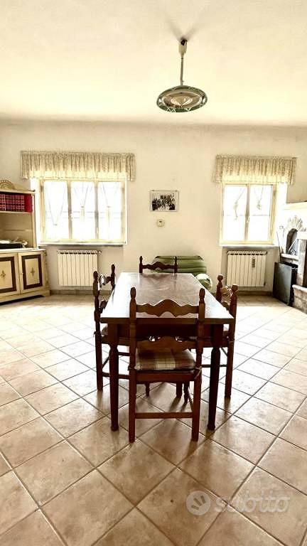 Rustico / Casale di 530 m² con più di 5 locali a T - Vista 5