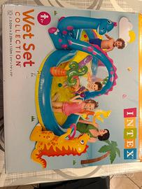 Piscina con giochi d acqua per bambini