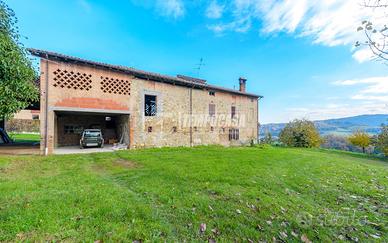 RUSTICO LIBERO SU 4 LATI CON 1000 MQ DI GIARDINO.