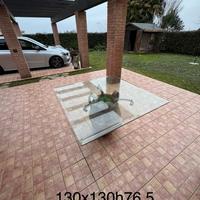 Tavolo da esterno base anfora e piano in cristallo