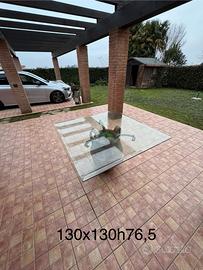 Tavolo da esterno base anfora e piano in cristallo