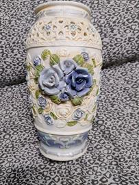 vaso in gesso bianco con disegni floreali