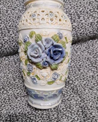 vaso in gesso bianco con disegni floreali