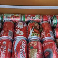 Colleziome di tantissime lattine di Coca-Cola.
