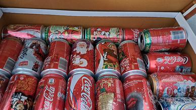 Colleziome di tantissime lattine di Coca-Cola.