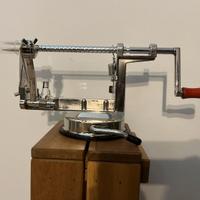 Sbuccia mela a manovella