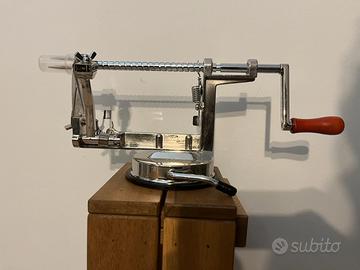 Sbuccia mela a manovella