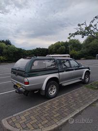 Mitsubishi L200 guida a destra