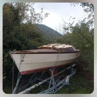 Barca a vela+rimorchio)senza targa)+fuoribordo