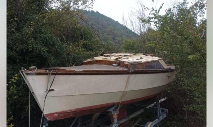 Barca a vela+rimorchio)senza targa)+fuoribordo