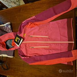 Abbigliamento da alpinismo nuovo con cartellino