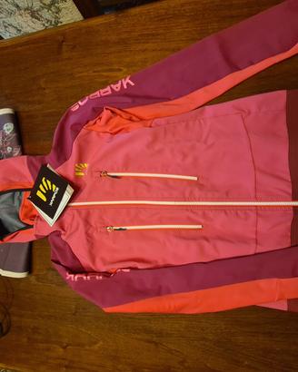 Abbigliamento da alpinismo nuovo con cartellino