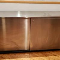 Mobile in acciaio inoxsatinato con ante scorrevoli