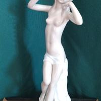 statua donna/ninfa in ceramica