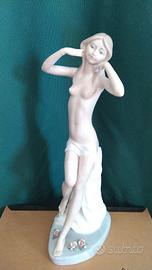 statua donna/ninfa in ceramica