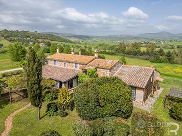 Splendida proprietà con piscina