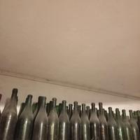 Set bottiglie, tappi in sughero e macchina chiusur