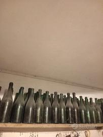 Set bottiglie, tappi in sughero e macchina chiusur