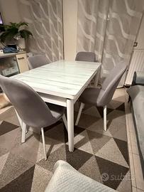 Tavolo da pranzo, allungabile, e 4 sedie