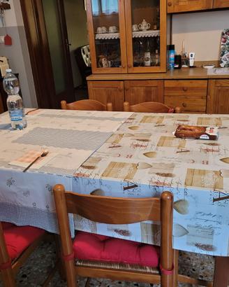 Cucina  con tavolo