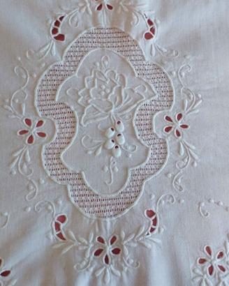 lenzuolo matrimoniale ricamato con federe