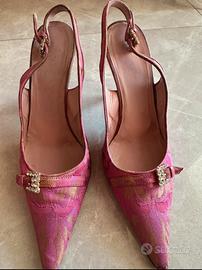 Scarpe con tacco.