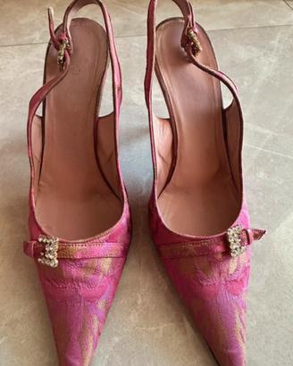Scarpe con tacco.