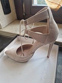 SCARPE COLOR PANNA CON TACCO A SPILLO